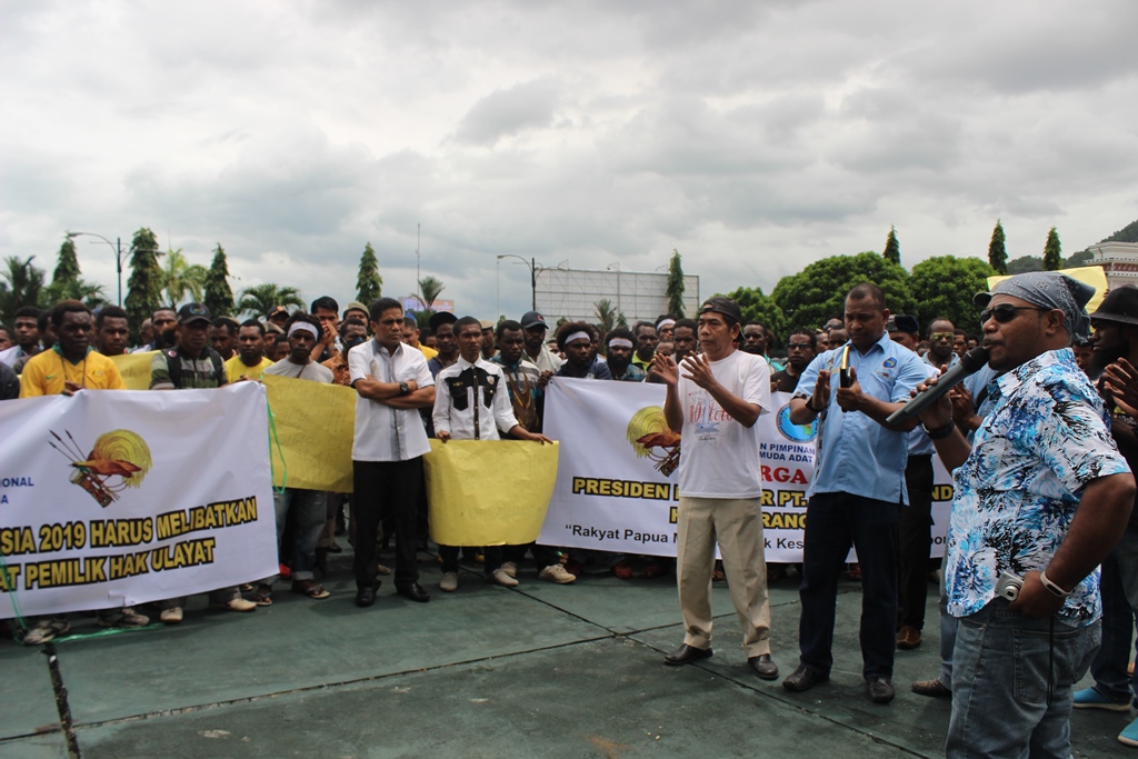 Tenaga Medis RSUD Abepura Demo Tuntut Pencopotan John Manangsang